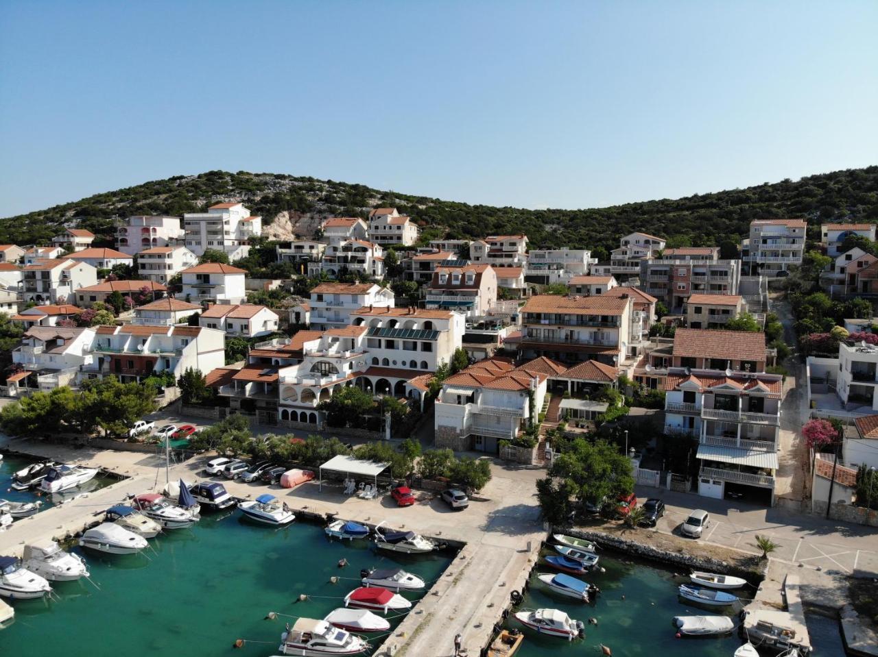 Hana - * Tisno