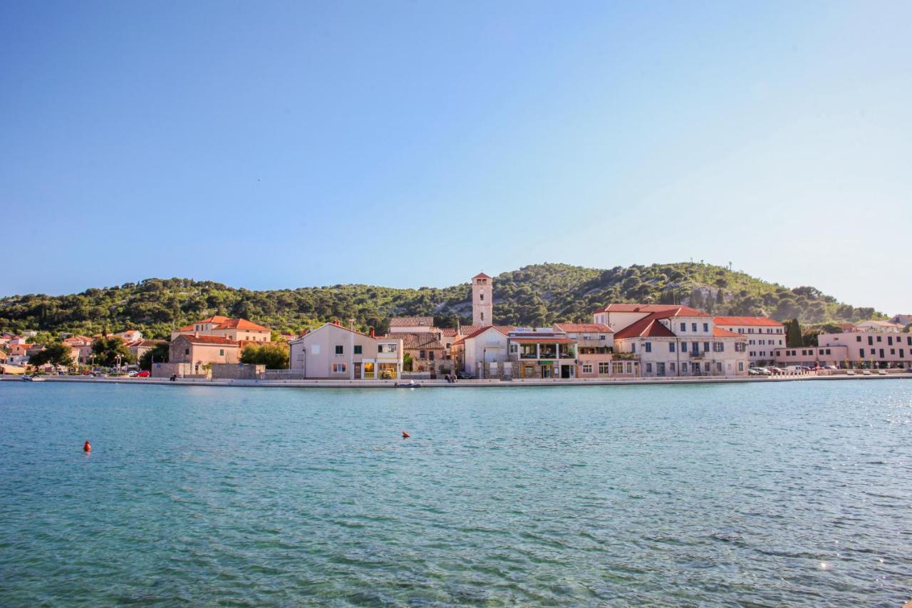 Hana - * Tisno